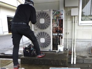 室外機の分解修理中です